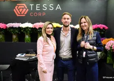 Sofia Vasconez, Sil Boddeke en Alexa Correa van Tessa Corp. Het drietal stond op de beurs om het brede assortiment aan rozen, trosrozen, gips en alstroemeria te tonen. Tessa Corp is met meer dan 150hc de grootste kweker in Ecuador.